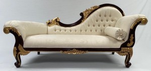 1 1 A LARGE HAMPSHIRE CHAISE LONGUE IN MAHOGANY FRAME W GOLD DETAILING WITH IVORY CREAM FABRIC